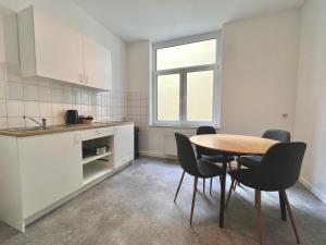 汉诺威7 Betten Zentrale Lage Bahn Messe Apartment的一间厨房,里面配有桌椅