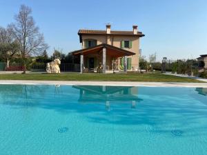巴多利诺Poggio Bardolino的房屋前有大水池的房子