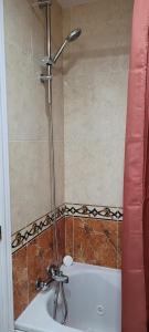 卡斯特利翁-德拉普拉纳Bonito piso en MarinaDor的浴室内配有带白色浴缸的淋浴