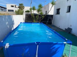 贝济耶新城奥西利亚度假屋的一座房子后院的蓝色游泳池