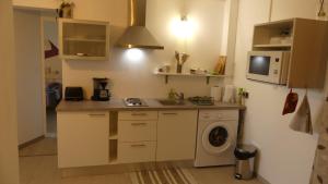 珀蒂蒂勒KAZ à LILO的厨房配有水槽和洗衣机