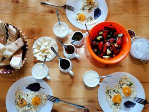 MazeriHotel Lamala的餐桌,饭盘和一碗食物