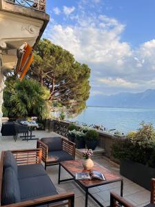 蒙特勒Montreux Luxury Suite的一个带桌椅的庭院,享有水景