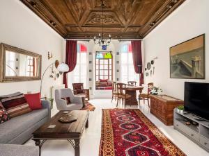 伊斯坦布尔High Ceiling Authentic Historic Ottoman Home! #49的客厅配有沙发和桌子
