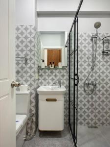 伊斯坦布尔High Ceiling Authentic Historic Ottoman Home! #49的浴室配有白色水槽和淋浴。