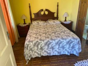 特雷热比奇Nat’s place的一间卧室配有一张带蓝色和白色棉被的床