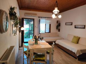 卡拉莫斯Armonia & Anemos Family Apartments的客厅配有桌子和沙发