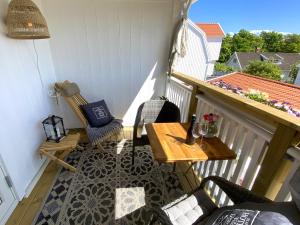 GrundsundSkaftö Hotell Villa Lönndal, Grundsund的阳台的天井配有桌椅