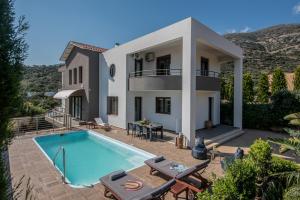 斯塔里斯Villa Ete Premier Luxury Villa的一座带游泳池和房子的别墅