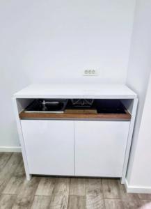 杜布罗夫尼克罗马拉公寓的厨房配有白色橱柜和台面