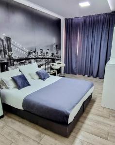 杜布罗夫尼克罗马拉公寓的一间以城市为背景的卧室,配有一张大床