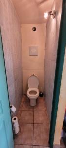 韦尔东的圣克鲁瓦Les Haut Du Lac的一间小浴室,在摊位设有厕所