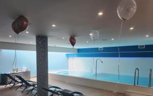 戛纳蒙塔尼温泉酒店的天花板上带有气球的游泳池