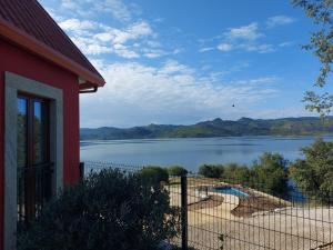蒙塔莱格里Belas Vistas Hotel的享有湖景。