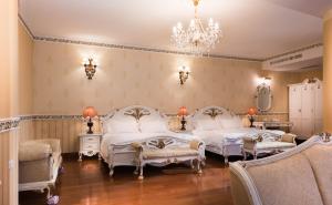 仁爱乡清境佛罗伦斯渡假山庄的一间卧室配有两张床和吊灯。
