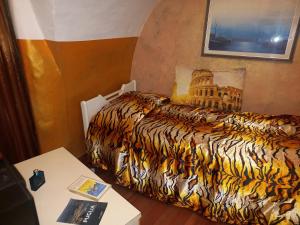 圣埃拉莫因科莱Casa Vacanza Mary的酒店客房配有一张床铺和一张桌子。