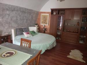 圣埃拉莫因科莱Casa Vacanza Mary的一间卧室配有一张床和一张桌子