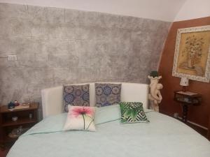 圣埃拉莫因科莱Casa Vacanza Mary的一间卧室配有一张带两个枕头的床