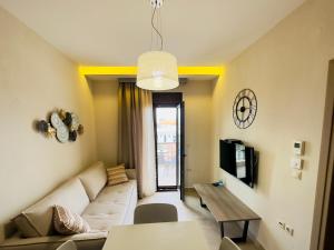 欧拉努波利斯Yulia Luxury Apartment的客厅配有沙发和桌子