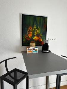 基尔Großzügige 3-Zimmer Altbauwohnung的墙上画的桌子