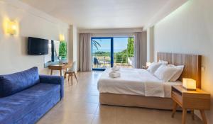卡纳里奥洛里安西罗克斯尼亚酒店的酒店客房,配有床和蓝色的沙发