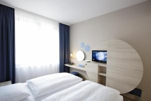 柏林亚历山大广场H2酒店客房内的一张或多张床位