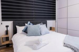 里雄莱锡安O&O Group - The SeaGate Estate suites - Suite 3的卧室配有白色床和毛巾