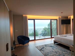 蒙塔莱格里Belas Vistas Hotel的一间卧室设有一张床,享有阳台的景色