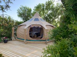 IdestrupRomantic Luxus Glamping 3的木甲板上的大型帐篷,种有树木