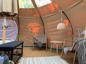 IdestrupRomantic Luxus Glamping 3的一个带桌椅的帐篷