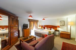 剑桥教区农场酒店的酒店客房,设有两张床和一张沙发