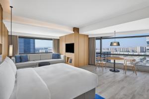 厦门厦门百琪万怡酒店的酒店客房设有一张大床和一张沙发。