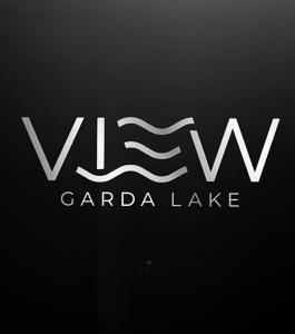布雷佐内加尔达VIEW Garda Lake的 ⁇ 树湖的标志