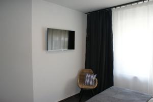 洛默Dock2Apartment Rügen Whg 1 große Terrasse, ruhige Lage的一间卧室配有一张床,墙上配有电视