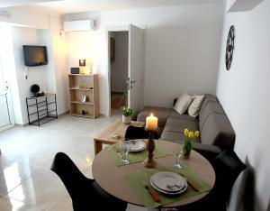 希俄斯Central Luxury Flat 2的客厅配有桌子和沙发