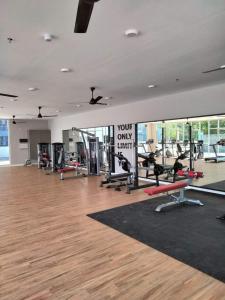 雪邦Qilayna guest room的健身房,配有许多跑步机和机器