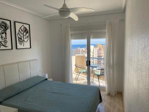 阿勒纳勒斯德尔索尔Sea-view 3-bedroom apartment near Alicante的一间卧室设有一张床,享有阳台的景色