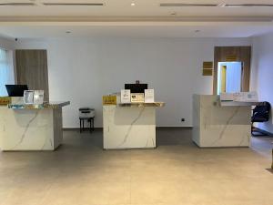 麦地那Roya Al Andalus Hotel的一间拥有白色墙壁的客房,配有桌子和盒子