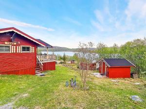 Karpbukt7 person holiday home in JARFJORD的前面有一辆自行车,是一座红色的房子