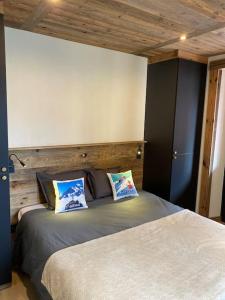 圣热尔韦莱班Appartement Saint-Gervais-Les-Bains的一间卧室配有一张带两个枕头的床