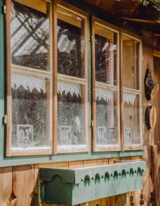 阿尔陶塞SIEGLGUT的木屋的窗户上,上面有雪