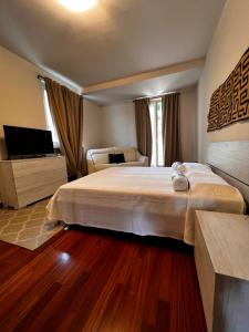加尔达Charm Casa Fabiale的一间卧室配有一张大床和电视