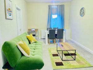 达灵顿Darlington City Flat的客厅配有绿色沙发和桌子