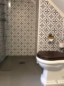 Granvin雅恩森格斯特格也瓦斯托德酒店的浴室设有卫生间,拥有黑白墙