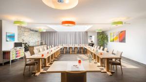 吕德斯海姆环形中央酒店 - 高级的大型用餐室配有桌椅