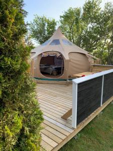IdestrupRomantic Luxus Glamping 3的庭院里木甲板上的帐篷