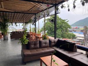 涛岛Echo Hostel Koh Tao的天井上的沙发,享有水景