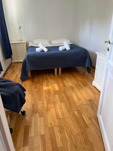 卑尔根Apartment in Åsane的一间卧室配有一张蓝色床单,铺有木地板