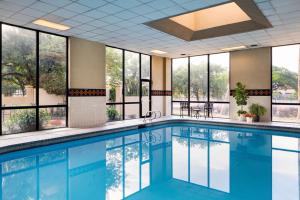 休斯顿南休斯敦霍比机场万豪酒店的酒店大堂的游泳池,设有窗户