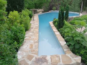 托雷斯La Casita的花园内的游泳池,周围设有石头小径